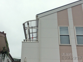 のバルコニー・ベランダ屋根 プレシオステラス R型 屋根タイプ 連棟 積雪〜20cm対応＋吊り下げ式物干し 標準 2本入 施工例