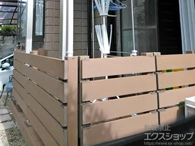 YKKAPのウッドデッキ リウッドデッキ 200＋独立式リウッドステップ2型＋リウッドデッキフェンス3型+デッキ門扉3型＜横スリット＞ 施工例