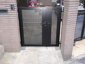 の門扉 ライシス門扉 12型 パンチパネル 両開き親子 柱使用 施工例