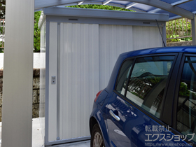 の物置・屋外倉庫 ネクスタ 一般型(NXN-30S【FW】)＋ネクスタ用 タイヤラック 壁2枚分 引き込み式2枚戸用 施工例