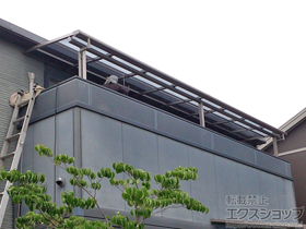 のバルコニー・ベランダ屋根 ライザーテラスII F型 屋根タイプ 連棟 積雪〜20cm対応＋ライザーテラスII 用吊り下げ物干し 標準2本入り×1セット 施工例