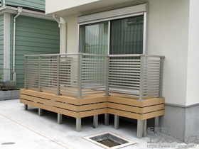 のウッドデッキ リウッドデッキ 200＋シンプルモダンデッキフェンス7型＜半目隠し横格子タイプ＞＋シンプルモダンデッキ門扉9型＜通風ガラリルーバー＞＋リウッドデッキ200用床下囲い　2段 施工例