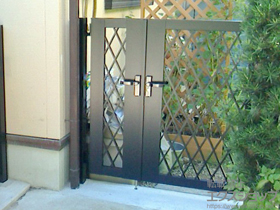 の門扉 ライシス門扉 8型 ダイヤ格子 両開き親子 柱使用 施工例
