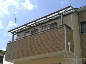 のバルコニー・ベランダ屋根 ライザーテラスII F型 屋根タイプ 連棟 積雪〜20cm対応＋壁付け物干し 2本入り×1セット＋吊り下げ物干し ショート 2本入り×1セット 施工例