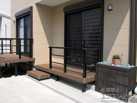 のウッドデッキ リウッドデッキ 200＋シンプルモダンデッキフェンス2型＜横格子2本タイプ＞＋独立式リウッドステップ2型 施工例