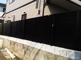 のフェンス・柵 プレスタフェンス 8型 横ルーバー フリーポールタイプ 施工例