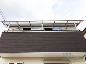 の ヴェクターテラス R型 屋根タイプ 連棟 積雪〜20cm対応＋ヴェクターテラス用物干しセット 吊り下げ式 標準2本入り×1セット＋ヴェクターテラス用物干しセット 吊り下げ式 標準2本入り×1セット 施工例