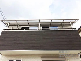 YKKAPの ヴェクターテラス R型 屋根タイプ 連棟 積雪～20cm対応＋ヴェクターテラス用物干しセット 吊り下げ式 標準2本入り×1セット＋ヴェクターテラス用物干しセット 吊り下げ式 標準2本入り×1セット 施工例