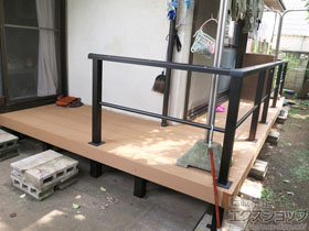 のウッドデッキ リウッドデッキ 200＋シンプルモダンデッキフェンス8型＜横格子1本タイプ＞ 施工例