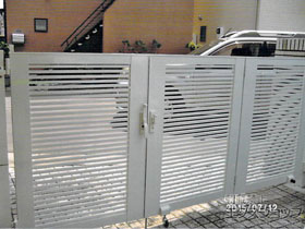 の門扉 ライシス門扉 1型 細横桟 3枚折戸 柱使用 施工例