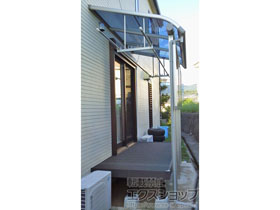 のテラス屋根 プレシオステラス R型 テラスタイプ 単体 積雪〜20cm対応+プレシオステラス 吊り下げ式物干し 標準2本入り×1セット+プレシオステラス 前面パネル 柱奥行移動タイプ用・600タイプ 施工例