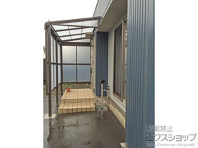 のテラス屋根 ライザーテラスII F型 1500 テラスタイプ 単体 積雪〜50cm対応+前面スクリーン2段+側面スクリーン2段　＊片側分+側面ランマパネル（左右セット）+ 施工例