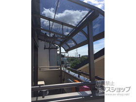 のバルコニー・ベランダ屋根 ライザーテラスII R型 屋根タイプ 単体 積雪〜20cm対応＋吊り下げ物干し 標準 2本入り×1セット 施工例