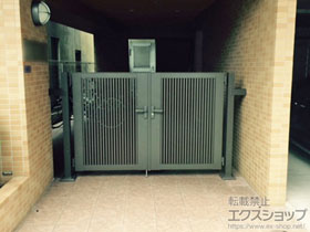 の門扉 ライシス門扉 2型 細たて桟 両開き 柱使用+ライシス門扉用落とし棒セット 施工例