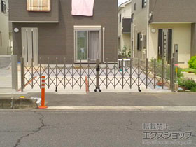 のカーゲート トリップゲート RB型 ノンレール 両開き 54W（27S＋27M） 施工例