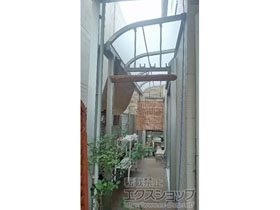 のテラス屋根 ライザーテラスII R型 テラスタイプ 単体 積雪〜20cm対応+ライザーテラス用 吊り下げ物干し 標準 2本入り×1セット+WVCK010 テラス柱化粧カバーセット 施工例