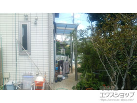 のテラス屋根 フーゴF テラスタイプ 単色 単体 積雪〜20cm対応＋フーゴ F テラスタイプ用 物干しセット 仕様：標準 2本入り＋フーゴ F テラス対応躯体すき間ふさぎ材 仕様：36型用 施工例