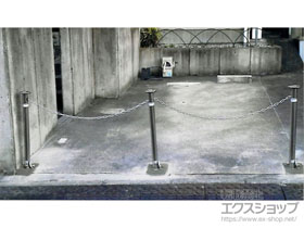 のカーゲート スペースガード(車止め) F48型 取外し式 フタ付 南京錠付き ステンレス 施工例