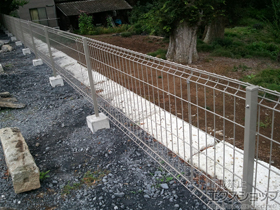 のフェンス・柵 ハイグリッドフェンスUF8型 フリーポールタイプ 施工例