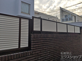 のフェンス・柵 カムフィX 9SN型 採光ルーバー 間仕切り支柱タイプ 施工例