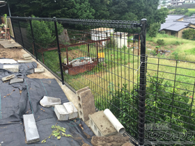 のフェンス・柵 メッシュフェンス M0 固定柱 施工例