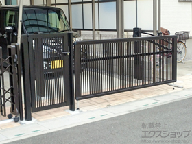 のカーゲート ルシアスアップゲート 2型 たて格子 手動タイプ 施工例