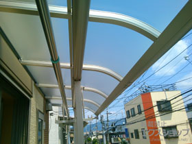 のバルコニー・ベランダ屋根 プレシオステラス R型 屋根タイプ 連棟 積雪〜20cm対応＋プレシオステラス用 吊り下げ式物干し 施工例