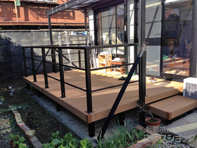 のウッドデッキ リウッドデッキ 200＋独立式 リウッド ステップ2型＋シンプルモダンデッキフェンス2型〈横格子2本タイプ〉 施工例