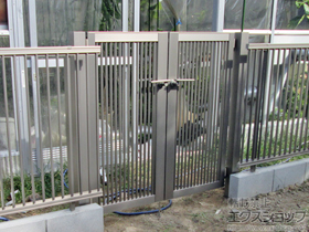 の門扉 プレスタ門扉 2型 細たて桟 両開き 柱使用 施工例