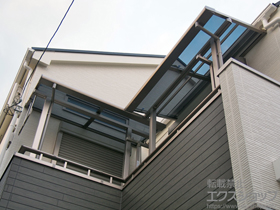 のバルコニー・ベランダ屋根 ライザーテラスII F型 屋根タイプ 単体 積雪〜20cm対応＋吊り下げ物干し 標準2本入り×1セット 施工例