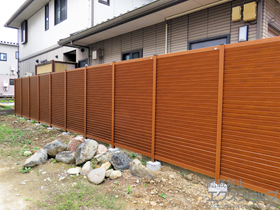 のフェンス・柵 ルシアス スクリーンフェンスR02型 木調色 施工例