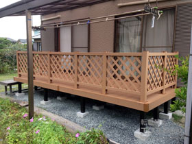のウッドデッキ リウッドデッキ 200＋リウッドデッキフェンス2型＜ラチス格子＞ 施工例