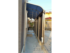 のテラス屋根 ライザーテラスII R型 テラスタイプ 単体 積雪〜20cm対応＋吊り下げ物干し 標準 2本入り×1セット＋前面スクリーン2段付き＋前面スクリーンふさぎ材 補強桁用 施工例