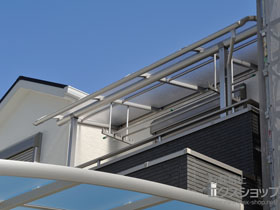 のバルコニー・ベランダ屋根 プレシオステラス R型 屋根タイプ 単体 積雪〜20cm対応＋吊り下げ式物干し 標準 2本入り×1セット 施工例