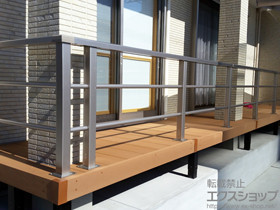 のウッドデッキ リウッドデッキ 200＋シンプルモダンデッキフェンス2型＜横格子2本タイプ＞＋点検口 施工例