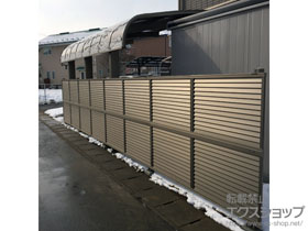 のフェンス・柵 プレスタフェンス 8型 横ルーバー アルミ多段柱使用 施工例