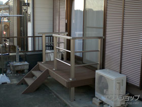 のウッドデッキ リウッドデッキ 200＋ステップ5型 Sタイプ（2段）＋シンプルモダンデッキフェンス2型＜横格子2本タイプ＞＋水平式物干し ロングタイプ 木造躯体用 2本入り×1セット 施工例