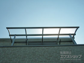 のバルコニー・ベランダ屋根 ヴェクターテラス R型 1500 屋根タイプ 単体 積雪〜50cm対応＋吊り下げ式物干し 標準 2本入り×2セット 施工例