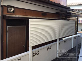 のフェンス・柵 ミエーネフェンス 目隠しルーバータイプ 2段支柱 自立建て用（パネル2段） 施工例