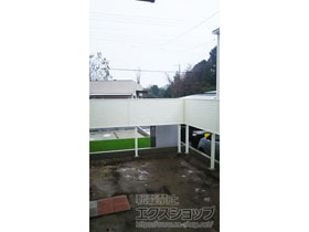 のフェンス・柵 ミエーネフェンス 目隠しルーバータイプ 2段支柱 自立建て用（パネル1段） 施工例