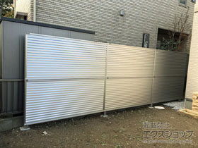 のフェンス・柵 ミエーネフェンス 目隠しルーバータイプ 2段支柱 自立建て用（パネル2段） 施工例