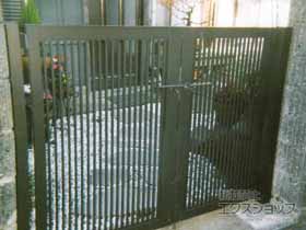 の門扉 【特注】プレスタ門扉 2型 細たて桟 両開き 柱使用 施工例