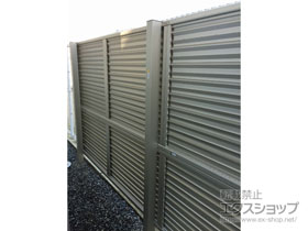 のフェンス・柵 ミエーネフェンス 目隠しルーバータイプ 2段支柱 自立建て用（パネル2段） 施工例