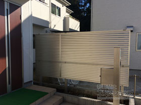 のフェンス・柵 ミエーネフェンス 目隠しルーバータイプ 2段支柱 自立建て用（パネル2段） 施工例