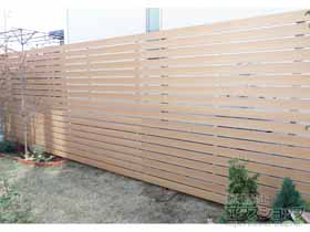 のフェンス・柵 ルシアスフェンスH02型 横板格子 2段支柱　複合カラー 施工例