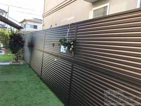 のフェンス・柵 ミエーネフェンス 目隠しルーバータイプ 2段支柱 自立建て用（パネル2段） 施工例
