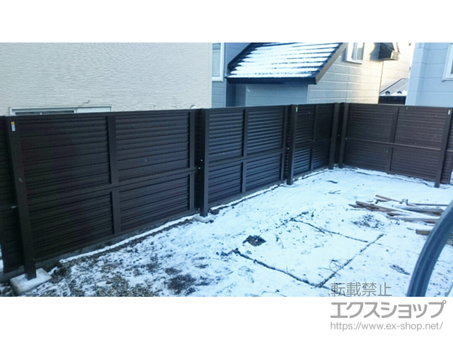 の ミエーネフェンス 目隠しルーバータイプ 2段支柱 自立建て用（パネル2段） 施工例