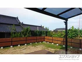 YKKAPの モクアルフェンス 横板タイプ 2段支柱 自立建て用 施工例