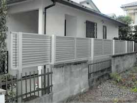 のフェンス・柵 ミエーネフェンス 目隠しルーバータイプ 2段支柱 自立建て用（パネル1段） 施工例