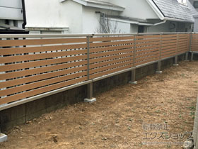 のフェンス・柵 ルシアスフェンスF04型 横半目隠し 2段支柱＜自立建て用＞ 施工例